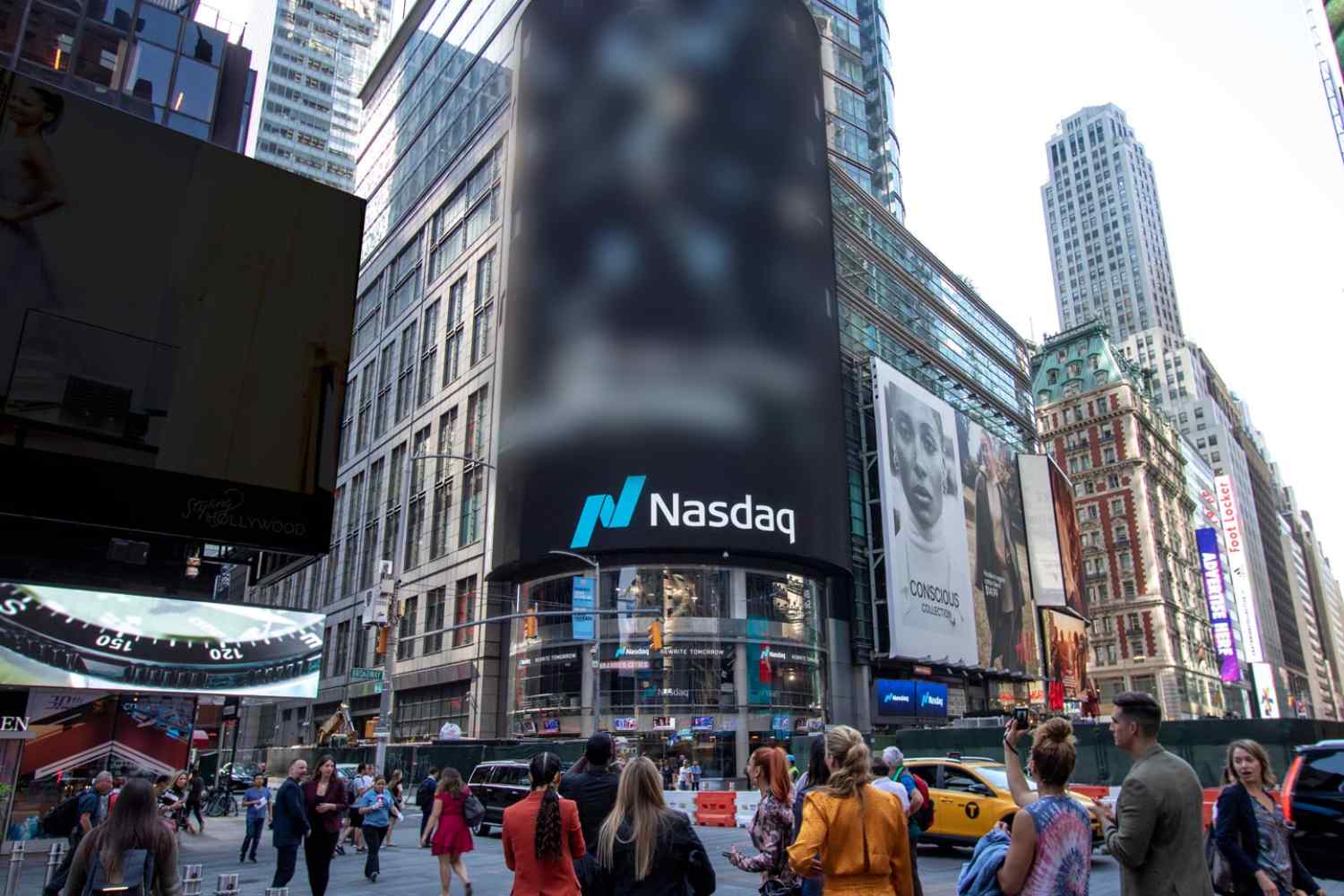 Buy Crypto billboard at Times Square, NYC (Nasdaq) [4 days] | Degen Marketing